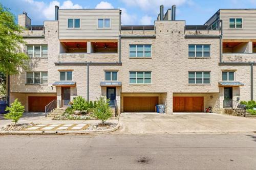 Oak Lawn Villa | Modern 3BR Townhome in Uptown Dallas with Rooftop & Skyline Views