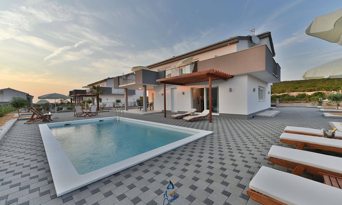 Debeljak Villa | Villa moderne de 4 chambres avec piscine chauffée pouvant accueillir jusqu'à 8 personnes près de Zadar