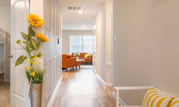 Dover Maison | Modern 4 bdr with King size bed Patio and Late Checkout!