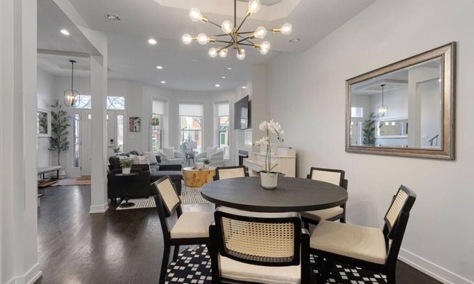 The Gap Maison | Modern 4 Bed, 3.5 Bath Home | Near Sox & McCormick