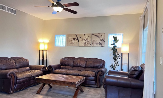 Aurora Highlands Maison | Modern 4-bedroom house . Near Aurora Medical - Perfect for Travel Nurses!