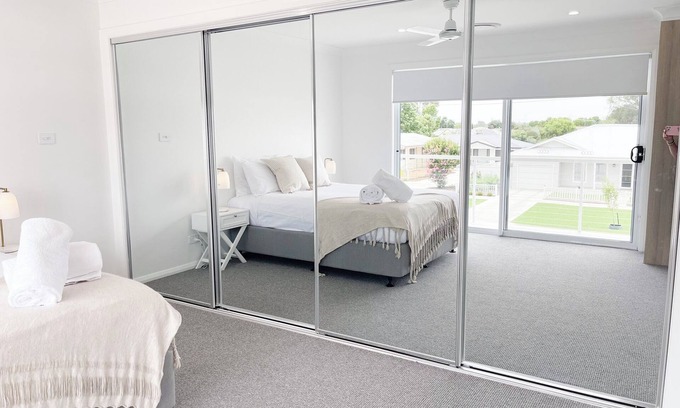 Wagga Wagga Appartement | Modern 4 Bedroom Retreat in Wagga Wagga!