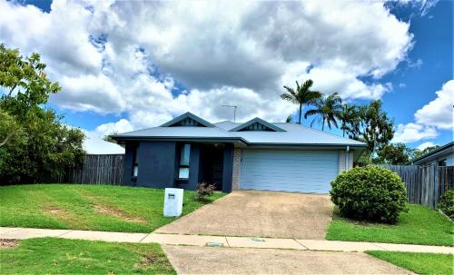 Gladstone Maison | Modern 4BR close to the Airport- Whole house