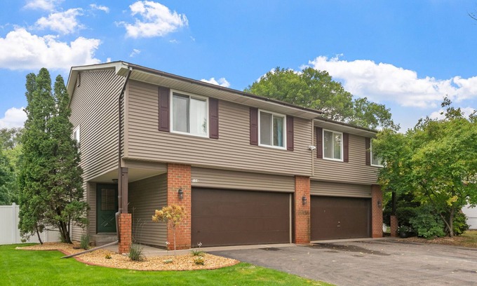 Blaine Maison | Modern 4BR FirePit Grill 2MI NSC Pet-Friendly!