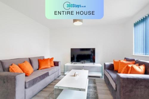 Aylesbury Maison | Modern 5 Bedroom 3 Bathroom Serviced House Aylesbury with parking By 360Stays
