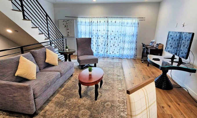 East Hollywood Hôtel | Modern 5-Bedroom Hollywood Escape and Exclusive Stay with AC, WiFi & Parking