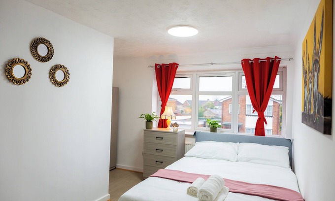 Redbridge Maison | Modern 5-bedroom house in London, Free Parking, Close to Chadwell Heath Station