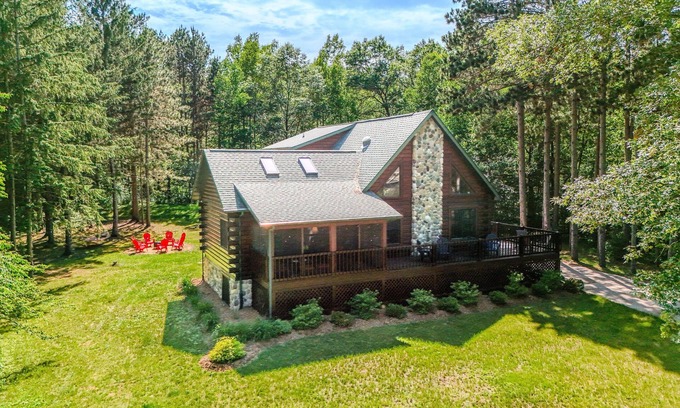Necedah Cabine | Modern 5-Bedroom Log Cabin - 1/2 mile to Castle Rock Lake – 30 Mins to the Dells