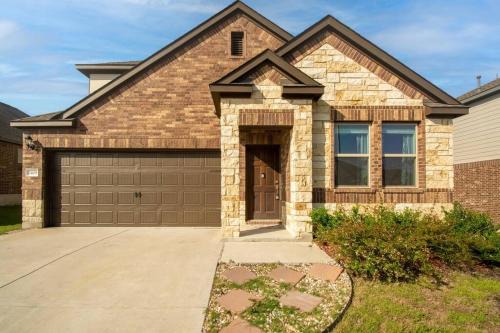 Manor Maison | Modern 5 Bedroom with access to community pool