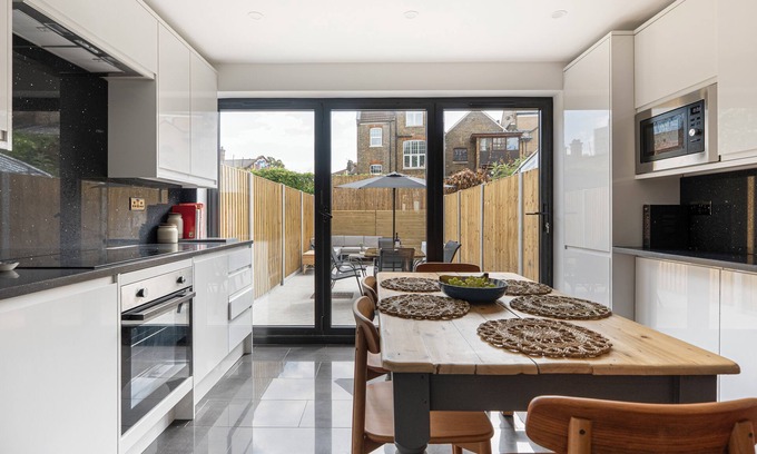 Whitechapel Maison | Modern 5-BR house short walk to Brick Lane and Spitalfields Market!
