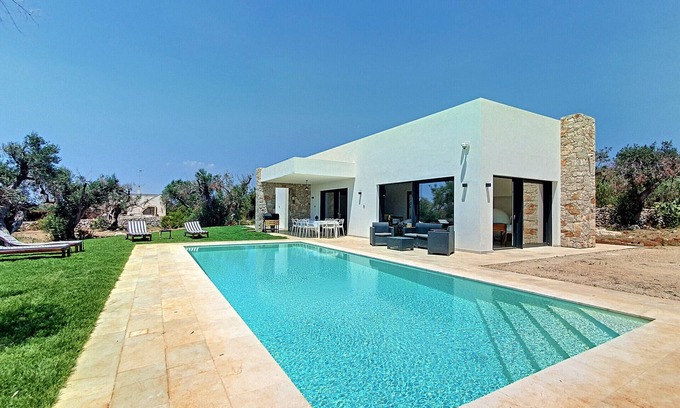 Marina di Felloniche Villa | Moderne villa de luxe avec piscine à 1km de la mer