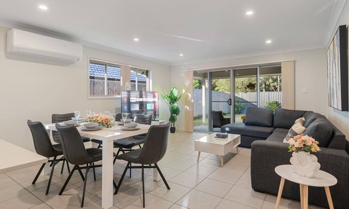 Park Ridge Maison | Modern 5BR Family Home in Peaceful Park Ridge