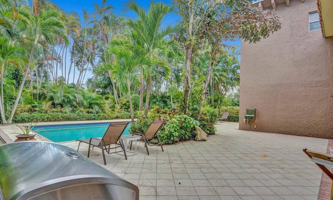Survey Creek Villa | Modern 6BR Villa Resort Style Pool on Golf Course