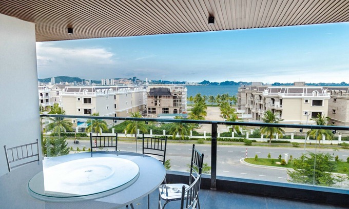 Ha Long Appartement | Modern 7-bedroom apartment with seaview balcony
