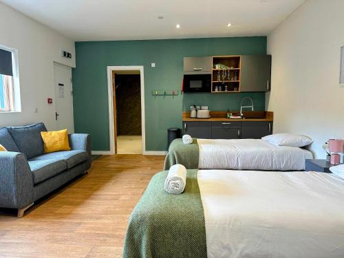 West Linton Appartement | Modern Accessible Apartment with Interconnecting Room