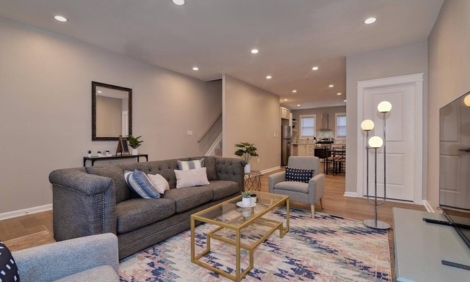 Pittsburgh Maison | Modern All-New, Near Downtown, Private Parking - walking to Children Hospital