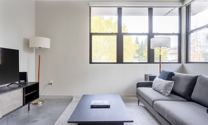 Commonwealth Appartement | Modern Allston 1BR w/ Gym & W/D, nr Griggs T, by Blueground