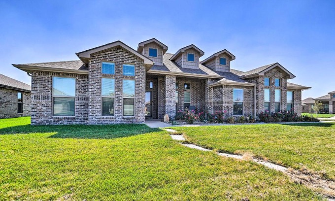 Amarillo Maison | Modern Amarillo House with Fire Pit and Hot Tub!