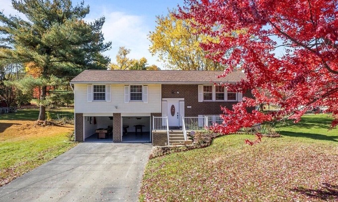 Cranberry Township Maison | Modern and Accessible 5 Bedroom Home in Cranberry, Pittsburgh with a Game Room