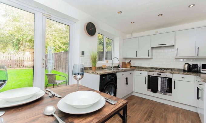 Swindon Maison | Modern and Bright 3 Bed Swindon Home with Parking