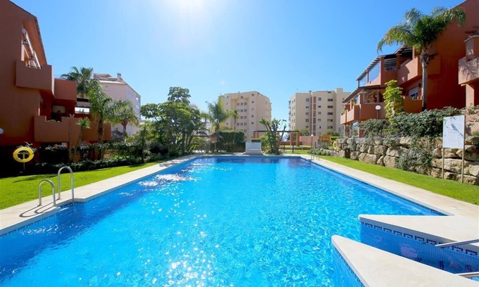Estepona Appartement | Appartement moderne et lumineux avec piscine, Port d'Estepona près des restaurants et bars