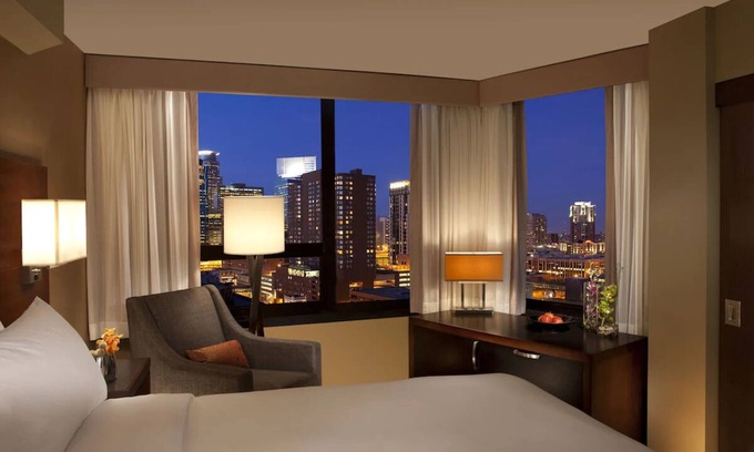 Downtown Minneapolis Maison | Modern And Comfortable Room, Indoor Pool, Convention Center Minutes Away!