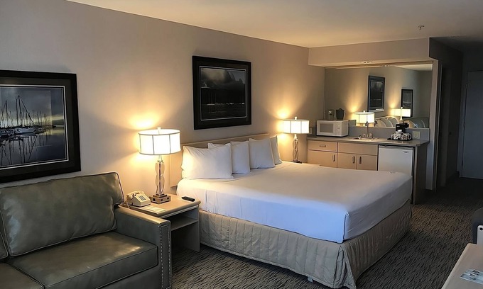 Warrenton Hôtel | Modern and Comfy Unit, Near Attractions, Pool and Sauna