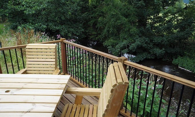 Hopton Castle Chalet De Ski | Modern and contemporary lodge on a riverside setting.