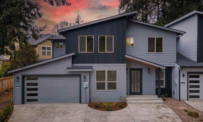 Lake Oswego Maison | Modern and cozy home on Lakeview