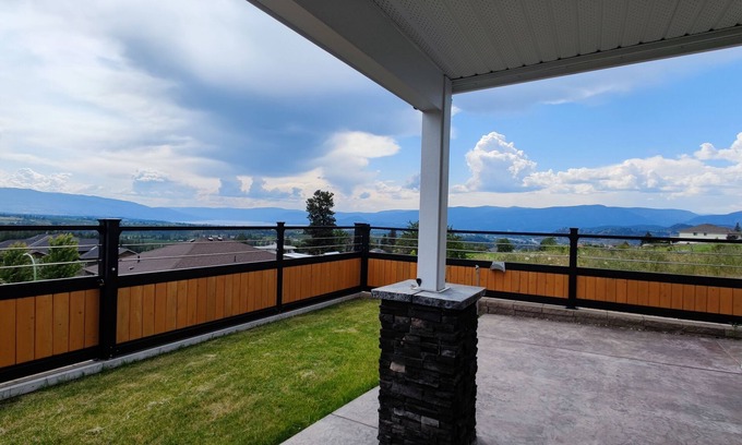 Black Mountain Maison | Modern and spacious 2 beds and 2 baths suite with fantastic view for 1-5 guests