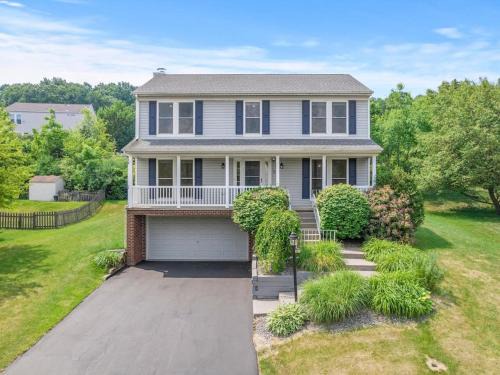 Cranberry Township Maison | Modern and Stylish 5 Bedroom Home in Cranberry/Pittsburg