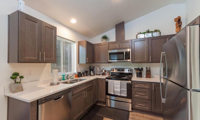 Spokane Valley Appartement | Modern and Stylish KING bed Wifi FREE Parking