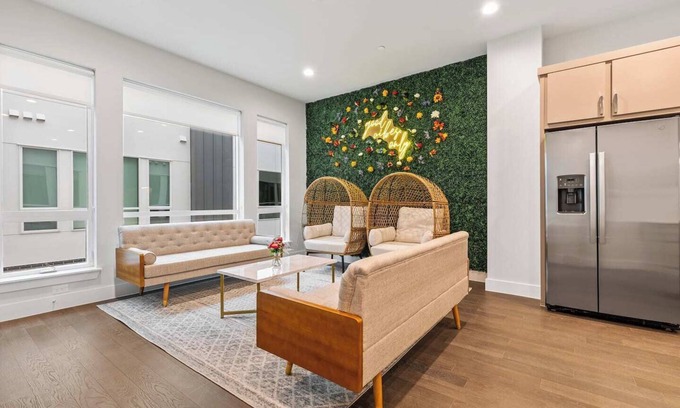 Old East Dallas Maison | Modern and Unique Game House with Rooftop Terrace
