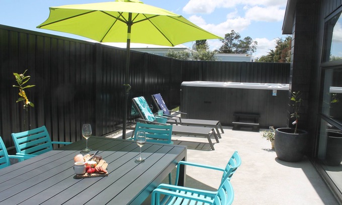 Martinborough Maison | Modern and well-appointed with Large hot spa / plunge pool