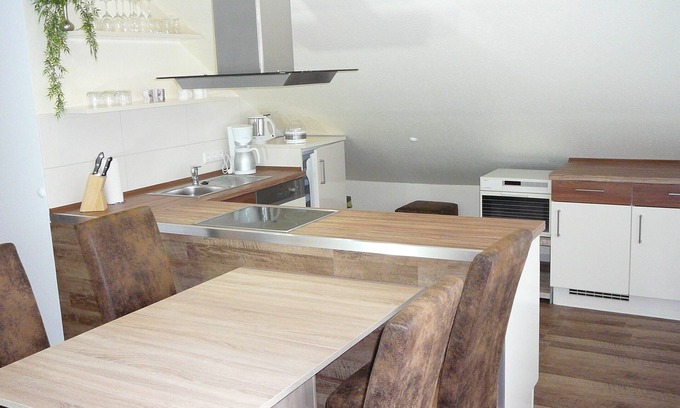 Siekholz Appartement | Appartement moderne avec air conditionné, véranda, jardin, pelouse, belvédère, un étang