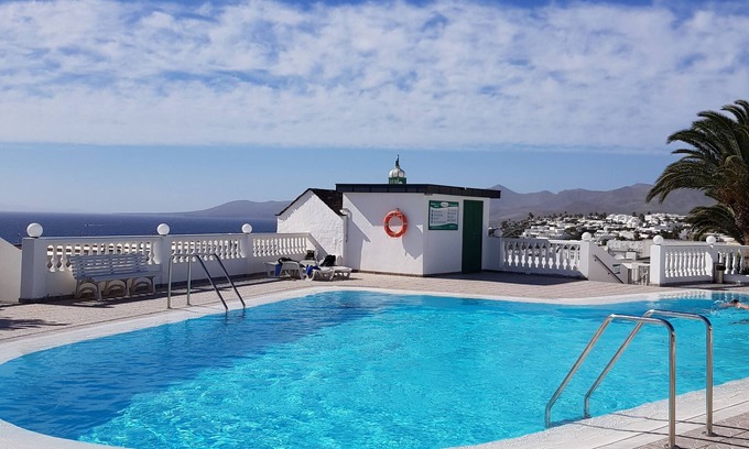 Puerto del Carmen Appartement | Appartement moderne, vue imprenable sur la mer dans la vieille ville. WiFi et piscine