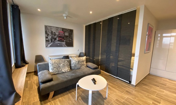 Hochheide Appartement | Modern apartment Duisburg for up to 3 people, with balcony for fitters and vacationers