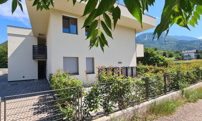 Martignano Appartement | Modern apartment for families (up to 6p), garden, private parking, pet friendly
