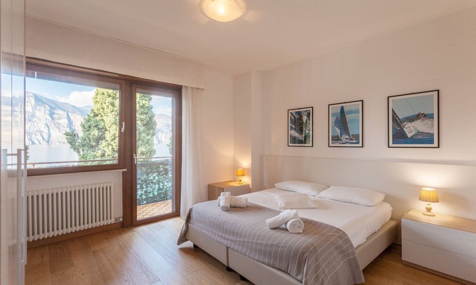 Cassone Appartement | Appartement moderne "Gennaker" au bord du lac avec terrasse et vue