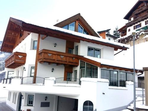 Landeck Appartement | Modern Apartment in Hochgallmigg with Balcony