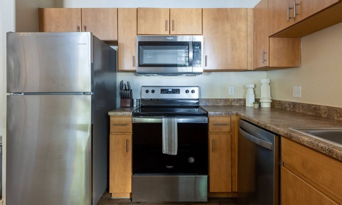 Avondale Appartement | Modern Apartment in Prime Location (ID8149X26)