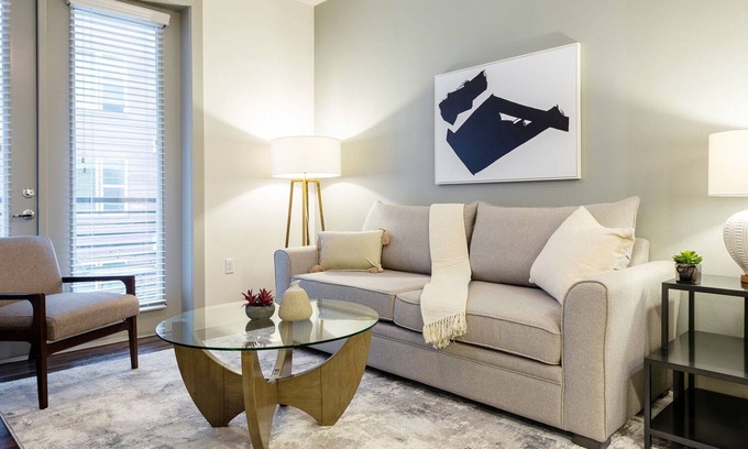 South Lamar Appartement | Modern Apartment in Prime Location (ID4422X32)