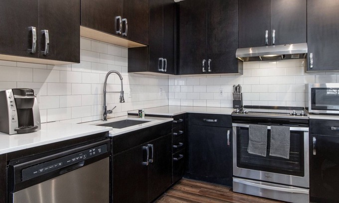 South Lamar Appartement | Modern Apartment in Prime Location (ID4423X48)