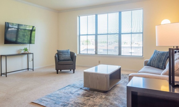 Creve Coeur Appartement | Modern Apartment in Prime Location (ID8230)