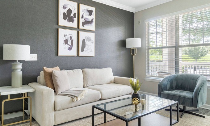 Raleigh Appartement | Modern Apartment in Prime Location (ID1015X187)