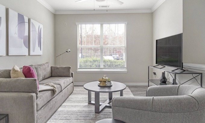 Raleigh Appartement | Modern Apartment in Prime Location (ID1210X206)