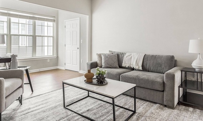 Midlothian Appartement | Modern Apartment in Prime Location (ID1249X738)