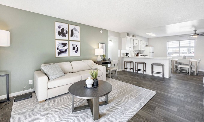 Spring Valley Appartement | Modern Apartment in Prime Location (ID1197X171)