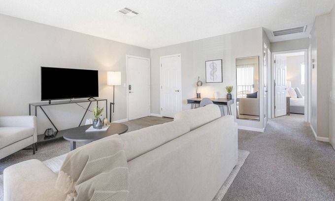 Spring Valley Appartement | Modern Apartment in Prime Location (ID9400X62)