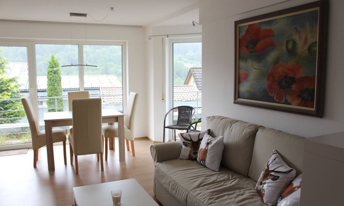 Bad Wildbad Appartement | Appartement moderne avec terrasse ensoleillée et vue sur la Forêt Noire